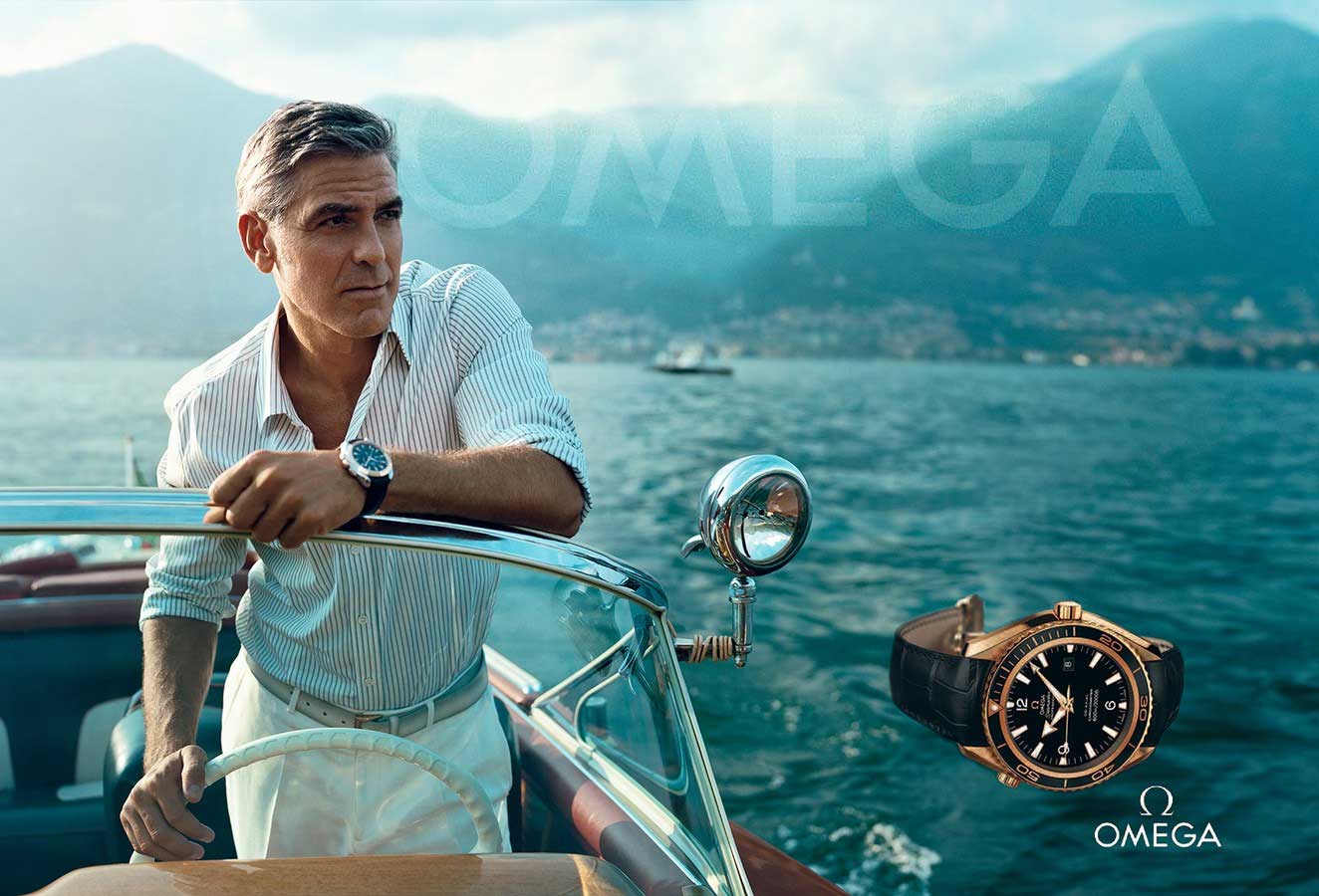 <strong>George Clooney</strong> pose sur un bateau pour la marque <em>Omega</em>