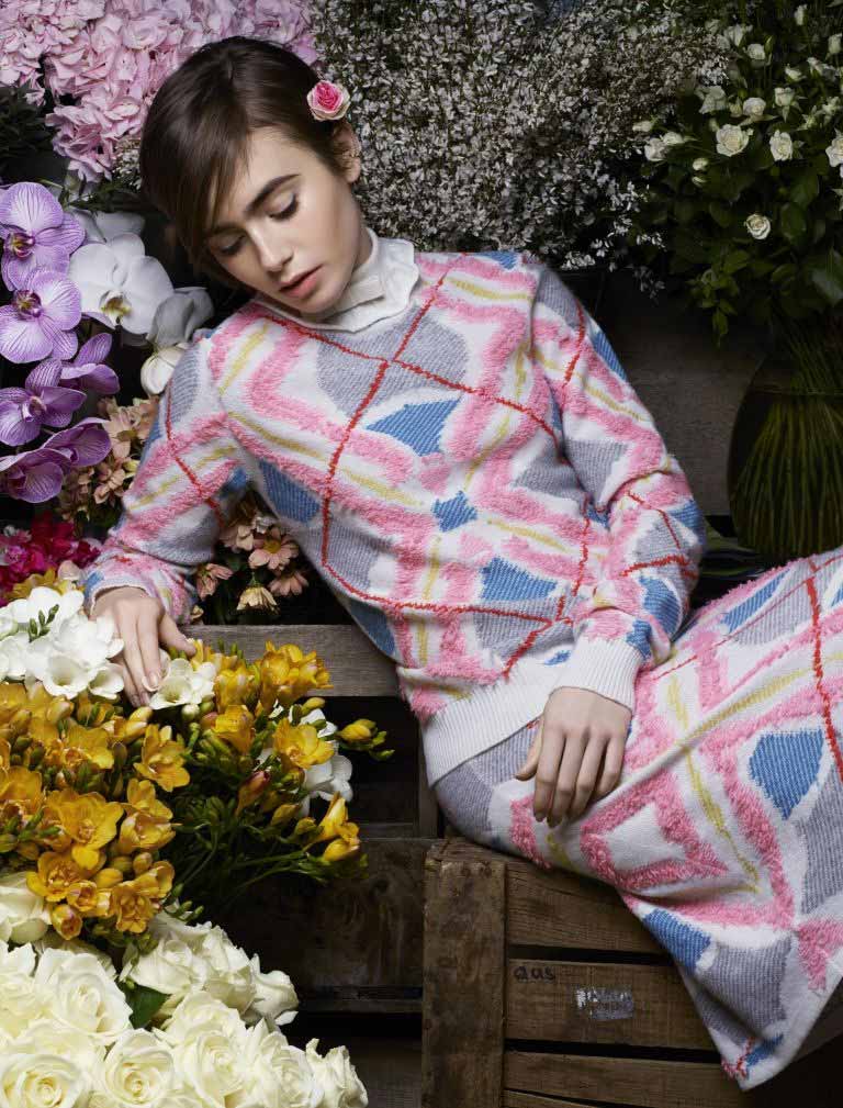 <strong>Lily Collins</strong> pose pour la marque Barrie-Knitwear