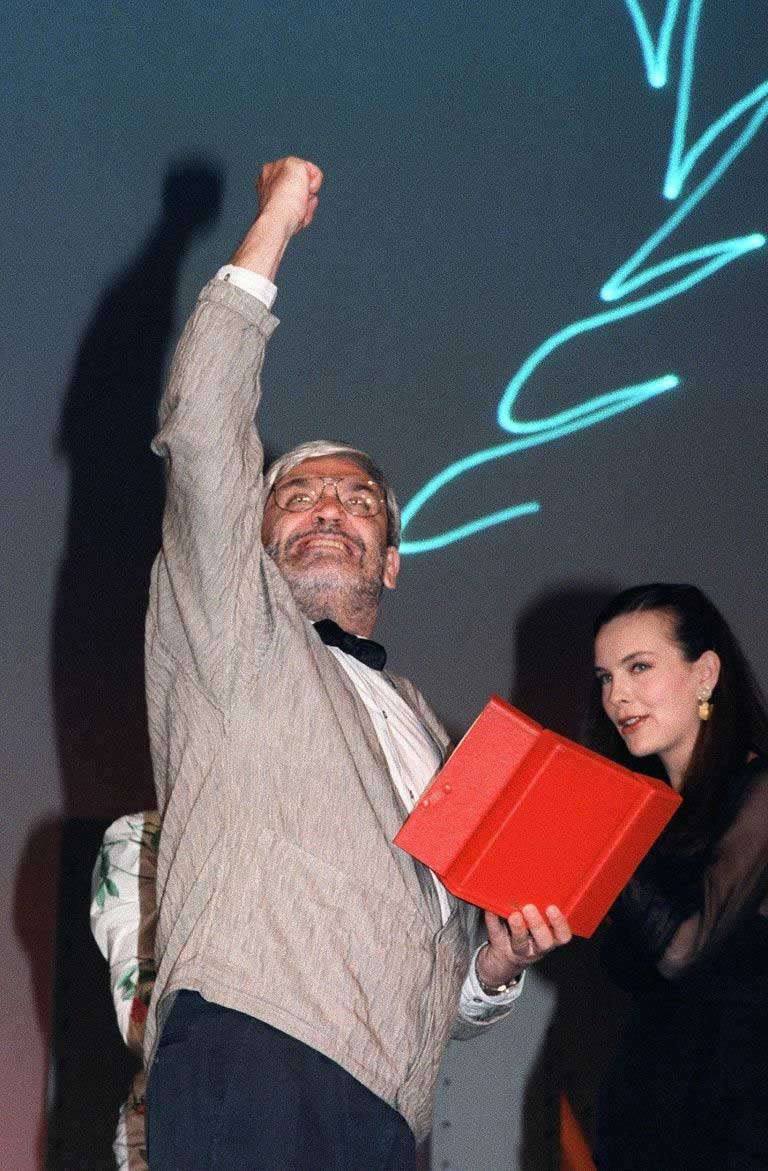 <strong>Maurice Pialat</strong> le poing levé au festival de Cannes en 1987
