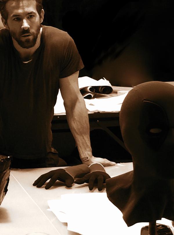 <strong>Ryan Reynolds</strong> devant le masque de <em>Deadpool</em>