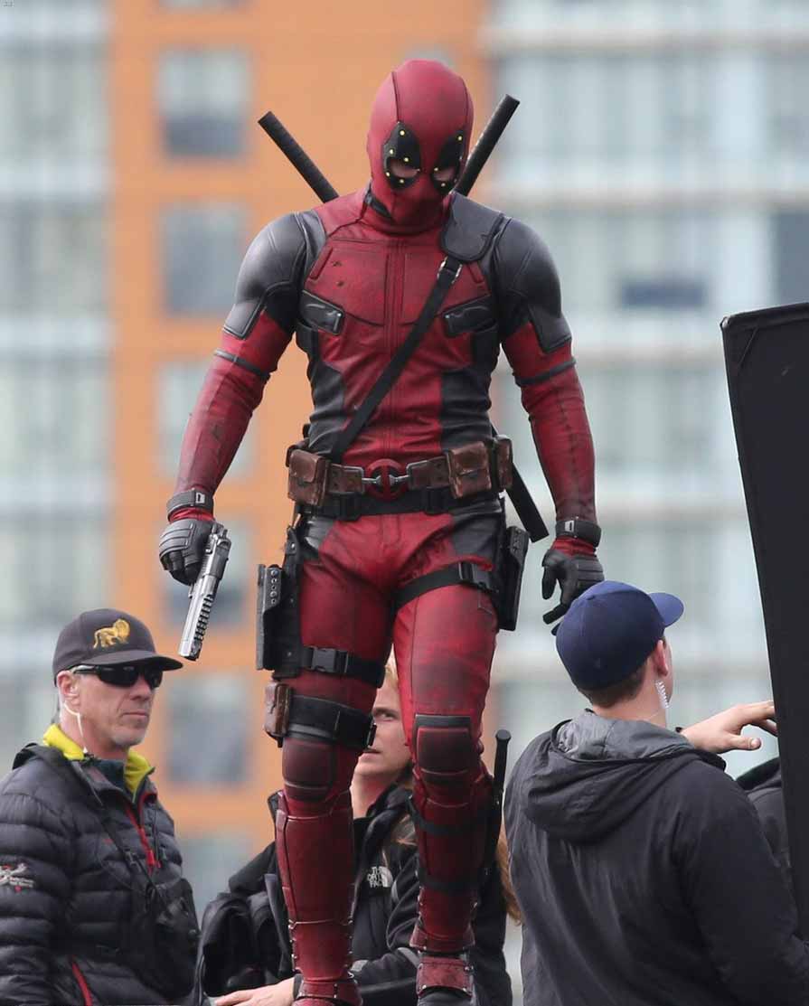 <strong>Ryan Reynolds</strong> dans le costume complet de <em>Deadpool</em>
