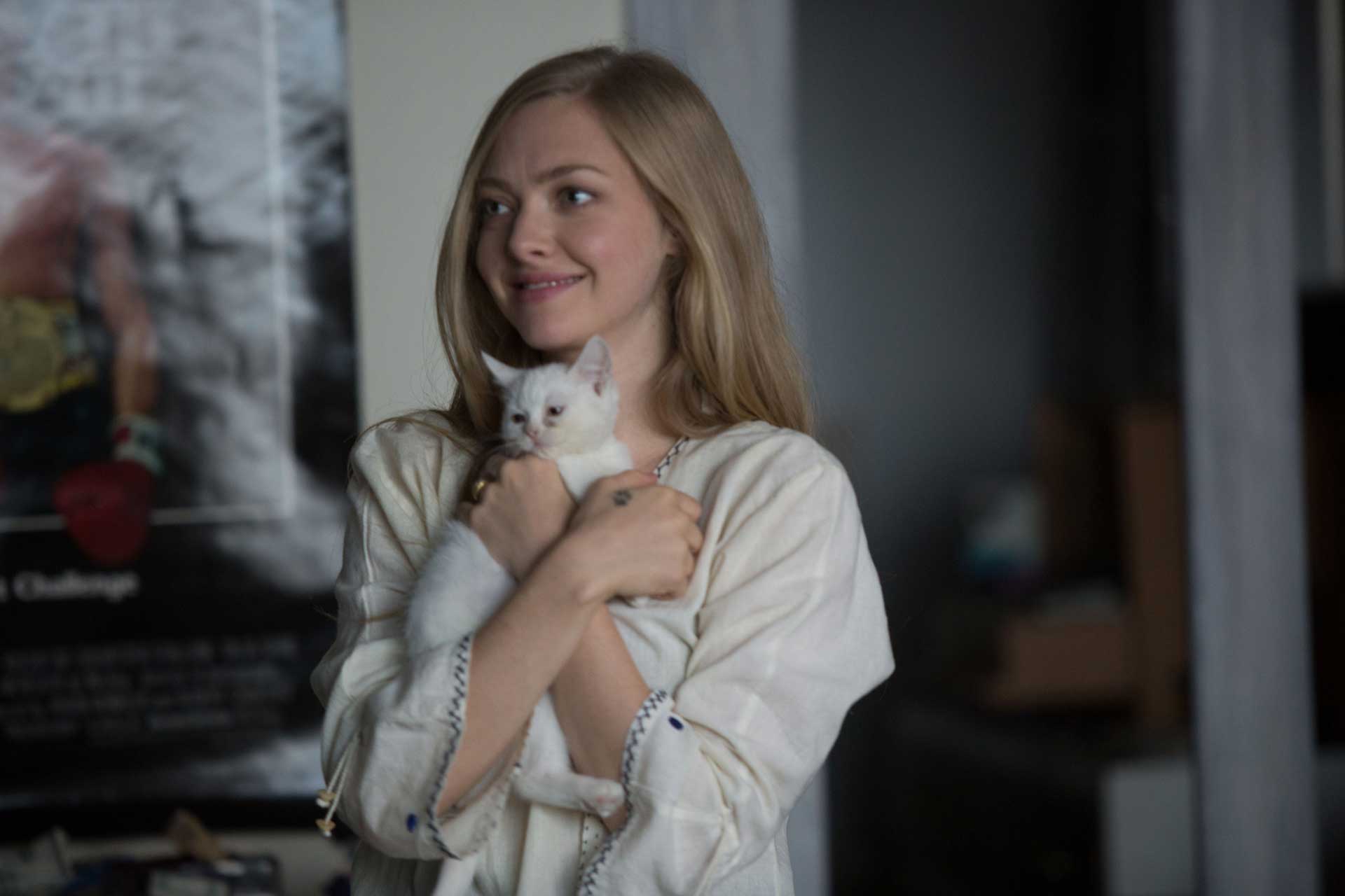<strong>Amanda Seyfried</strong> serre un chaton dans ses bras dans While We Are Young - 03