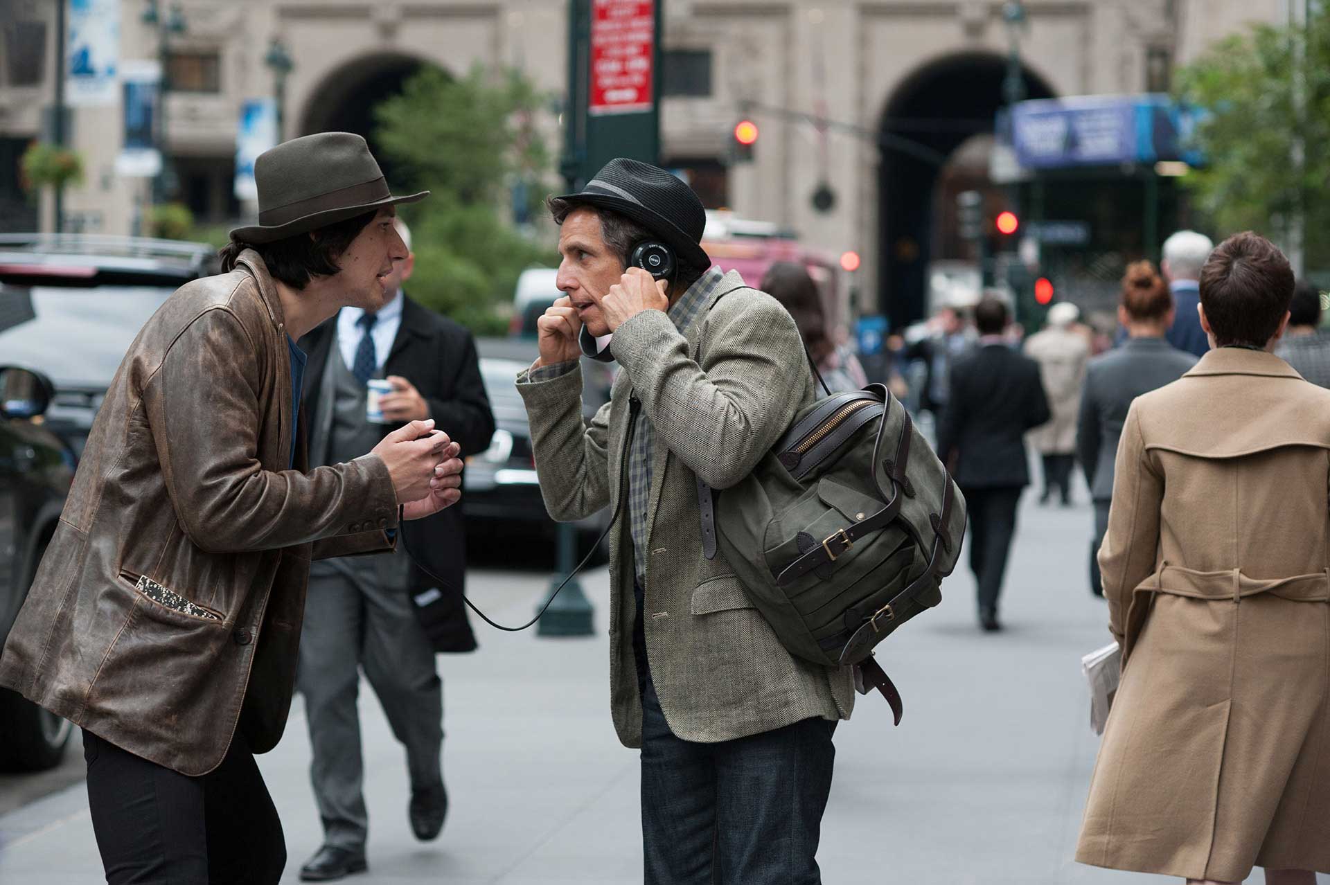 <strong>Ben Stiller</strong> et Adam Driver discutant dans la rue dans While We Are Young - 05