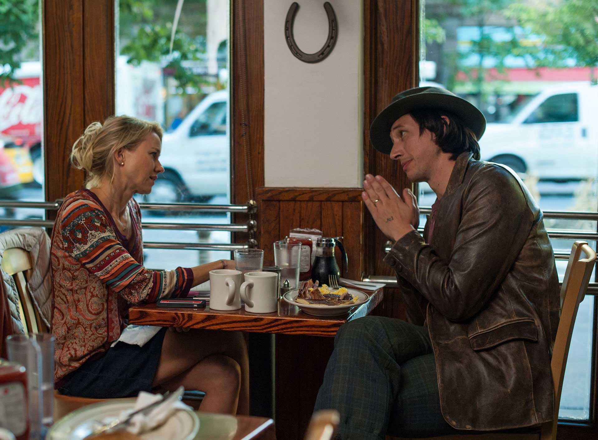 <strong>Naomi Watts</strong> et Adam Driver discute dans un bar dans While We Are Young